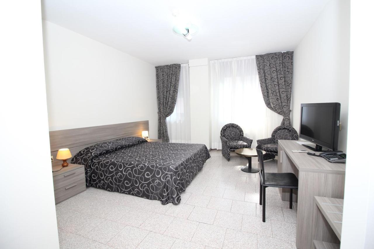 Hotel Croce Di Malta 诺瓦拉 外观 照片