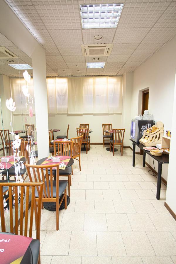 Hotel Croce Di Malta 诺瓦拉 外观 照片