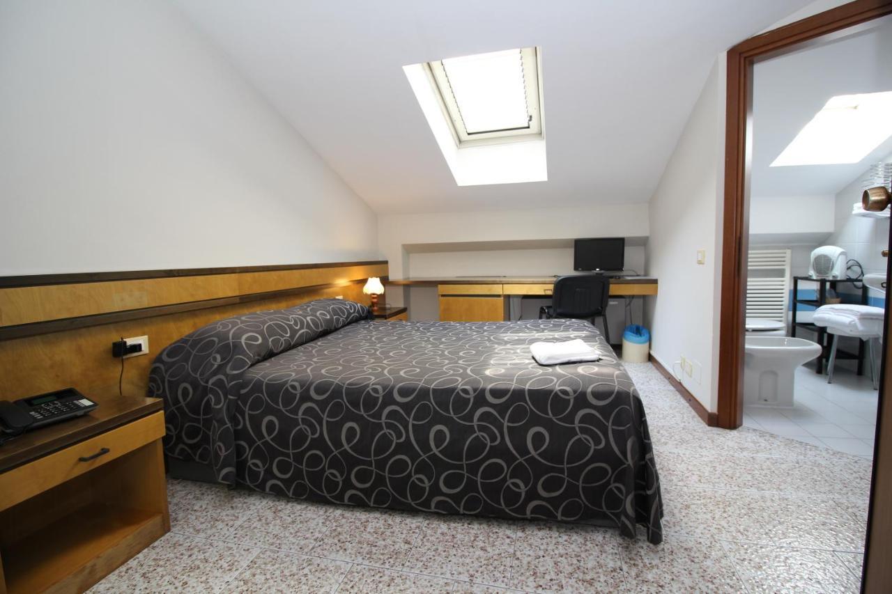 Hotel Croce Di Malta 诺瓦拉 外观 照片