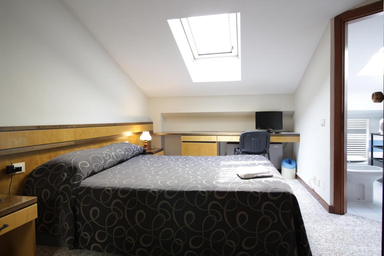 Hotel Croce Di Malta 诺瓦拉 外观 照片