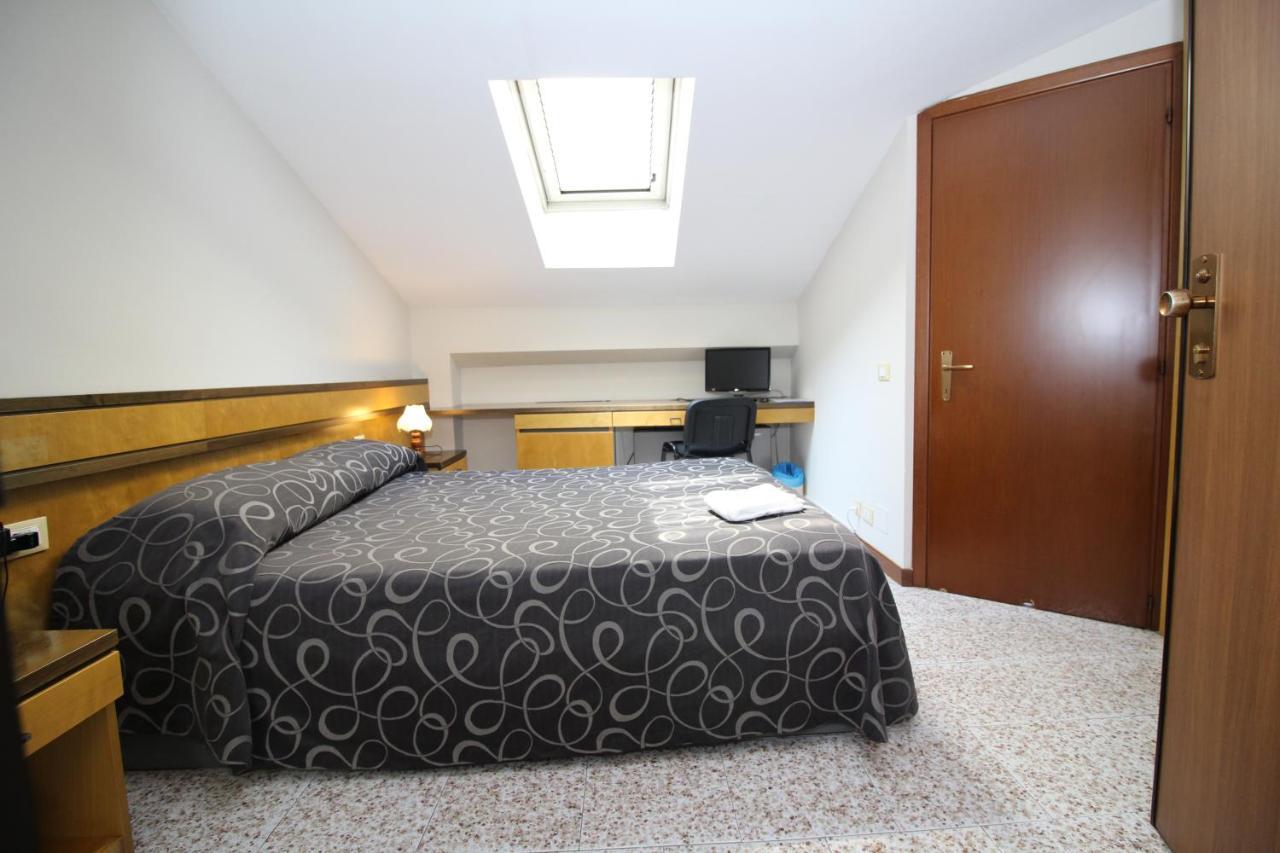 Hotel Croce Di Malta 诺瓦拉 外观 照片